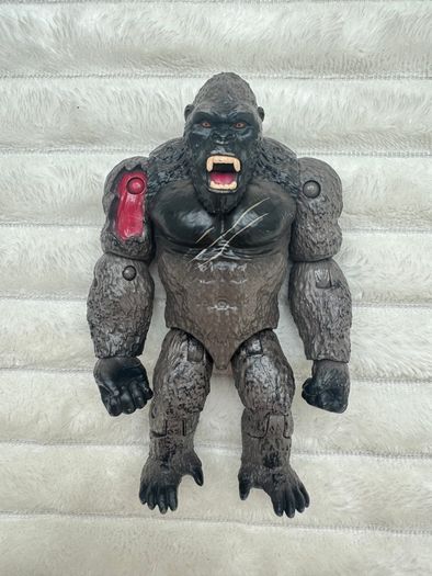 King Kong Legendary & WBEI Playmates approx 6 King Kong Wounded Arm Used Please see pictures