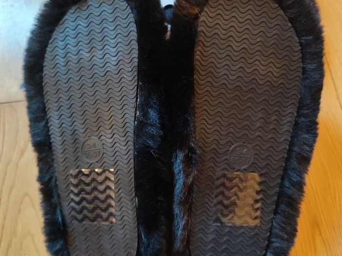 BNWT Size 3/4 fluffy slippers