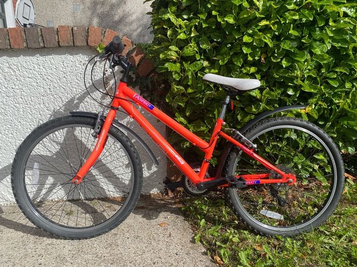 Girls Mountain Bike 24 inches Great Condition