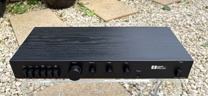 Museum condition gorgeous Creek CAS4040 integrated amplifier. Original first generation model designed by Mike Creek in the early 1980s. Design classic in outrageously original condition.