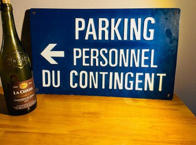 French embossed instruction sign.
