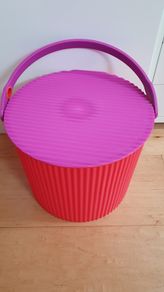 Circular storage box with handle