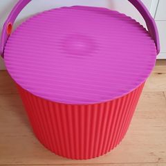 Circular storage box with handle