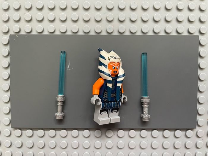 lego Star Wars sw1096 Ahsoka Tano (Adult) minifigure- Dark Blue Jumpsuit