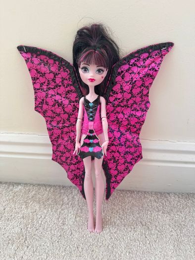 Monster High Draculaura Doll Ghoul to Bat Transformation Fold Out Wings Used Please see photos
