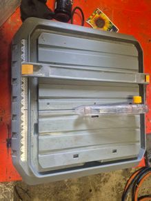 Electric wet tile cutter