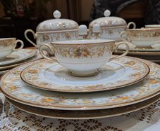 22 kt gold Noritake Ireland Fine Bone China Dinner Service 6 Place Settings