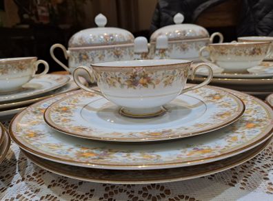 22 kt gold Noritake Ireland Fine Bone China Dinner Service 6 Place Settings