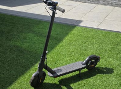 Xiaomi Mi Electric Scooter Essential 500W - Only 72KMs + 4 Charge Cycles
