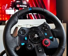 Logitech G29 Driving Force Racing Wheel for PlayStation and PC + Playseat Challenge