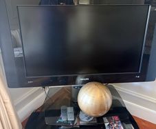 Philips tv includes stand
