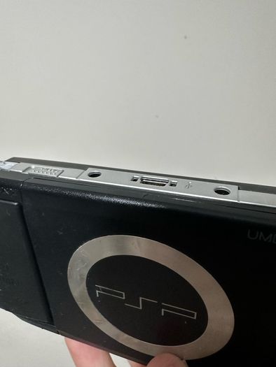 PSP + 1GB + charger + Lara Croft + Sims 2