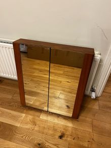 Bathroom wall cabinet