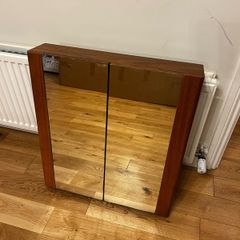 Bathroom wall cabinet