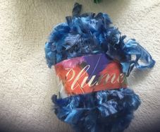 Elle Plune blue yarn