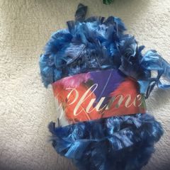 Elle Plune blue yarn