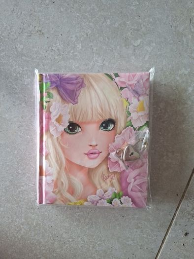 BNIP Top Model Diary witb Lock and Key