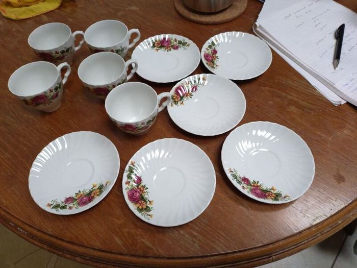 Ironstone Washington pottery hanley England, 5 tea cups and saucers