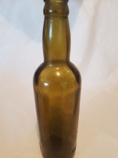 Woodford bourne co Ltd cork bottle,,little chip on rim see condition,,collectors item, price includes post to anywhere in ireland thank you,take as is.