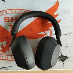 Sony noise-cancelling headphones WH-1000XM5