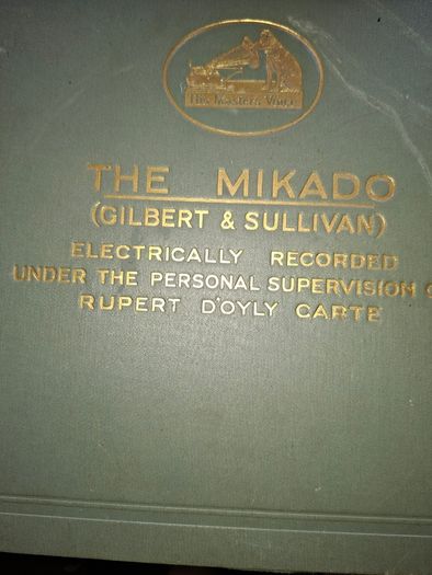 His Master's Voice record album for Gilbert & Sullivan's The Mikado. around 1926 or 1927 The set features 12" 78 RPM shellac records