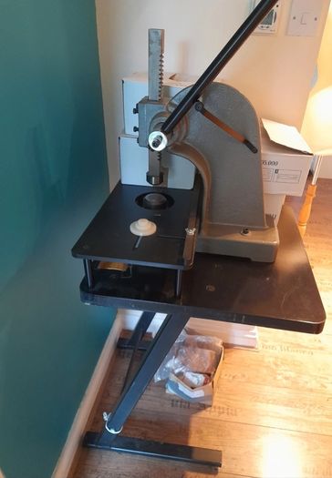 eyelet machine