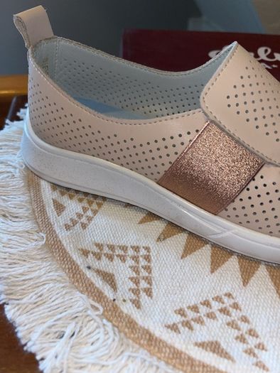 Flat shoes