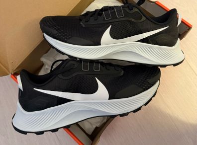 Black/White Nike Pegasus Trail 3