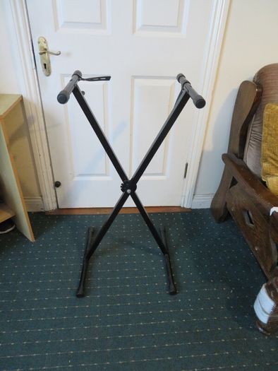 2 folding Piano/keyboard stands