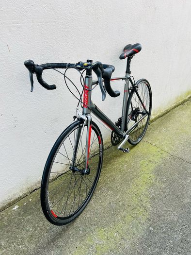Giant defy road bike