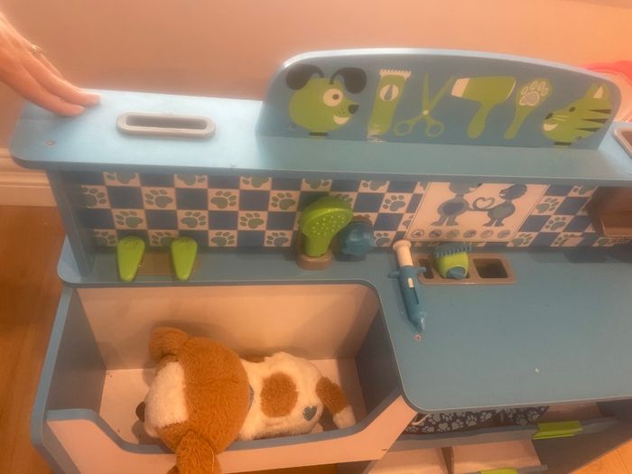 Wooden vet centre by Melissa and Doug