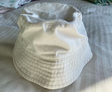 M&S cream bucket hat with chin strap 12-18 months