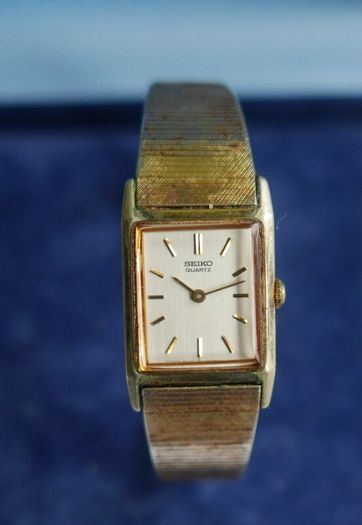 Vintage 1980s Seiko Tank Japan Quartz Ladies Watch (works well)