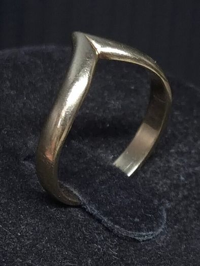 Vintage 9ct Gold Modernist V Ring | Birmingham Hallmarked | Size 54
