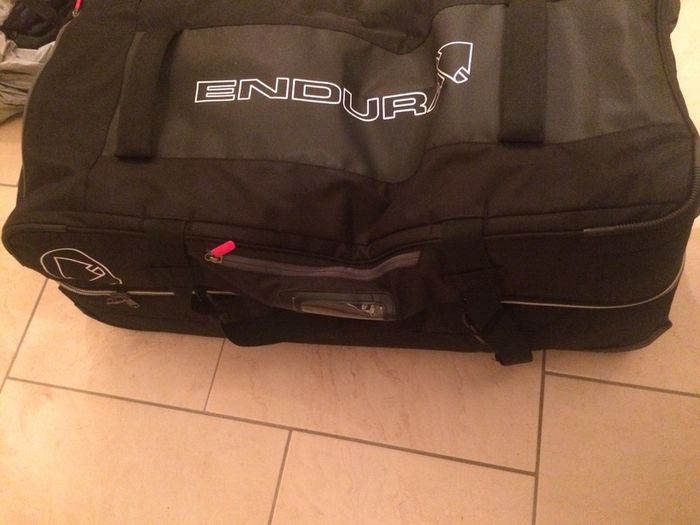 Endura cycling Rolling case with compartments