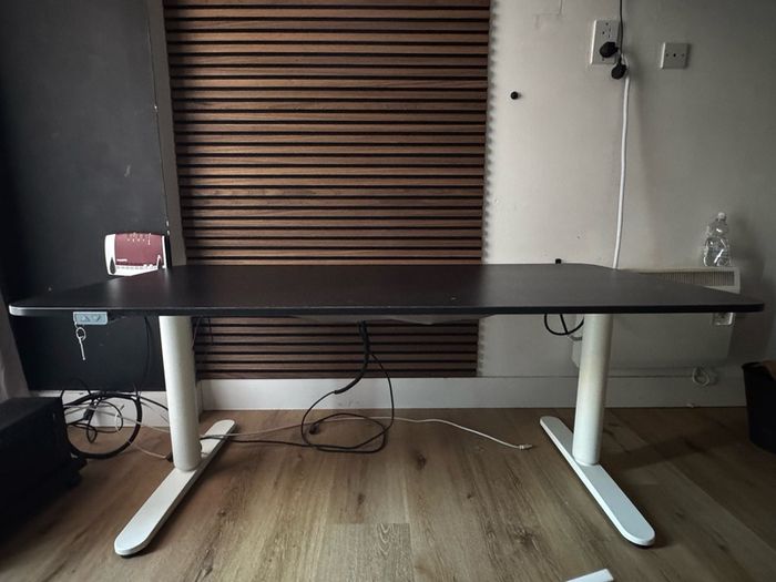 Sit/Standing desk with electric mechanism