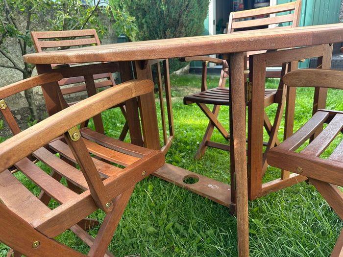 Garden table & chairs