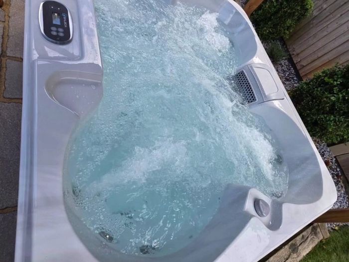 New 4-5 Person Hot Tubs