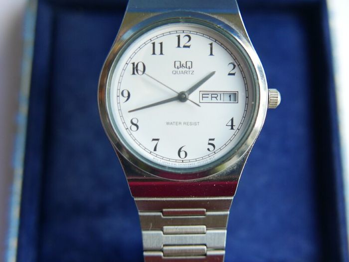Vintage Q&Q Quartz Watch Men Silver White Day Date Analog New Battery works well