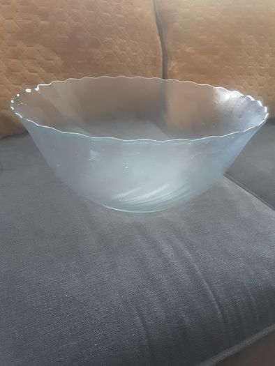 Fruit Bowl/Large Clear Glass Fruit Bowl .. Size: 4" H x 10" W