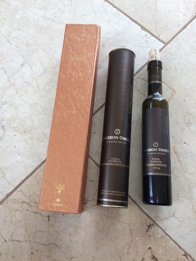 Jackson Triggs ice wine box and bottle