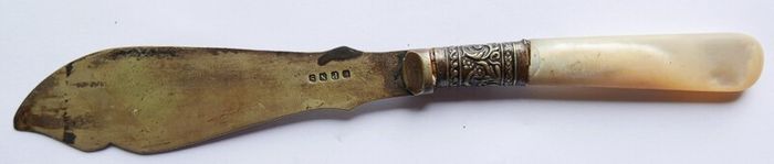 Vintage Sheffield butter or fish knives, two knives have white mother-of-pearl handles