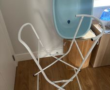 Baby bath tub with high standing legs