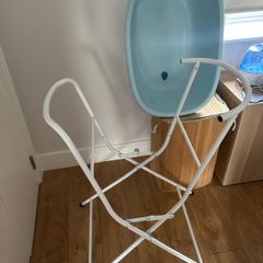 Baby bath tub with high standing legs