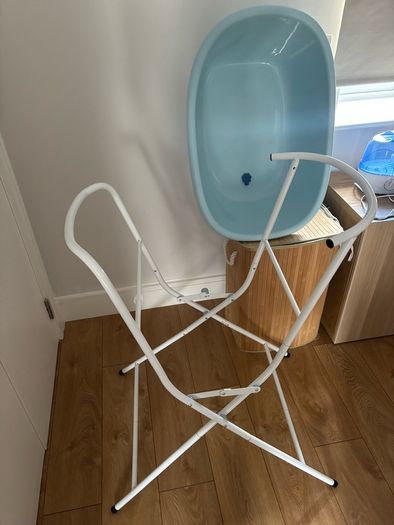 Baby bath tub with high standing legs