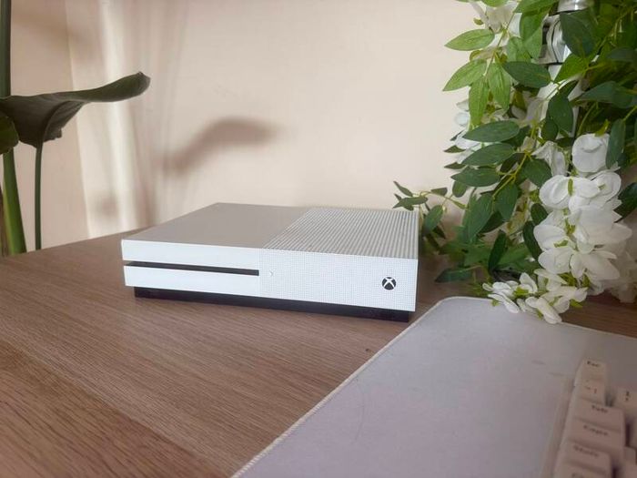 Xbox One S + 4 Games