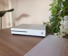 Xbox One S + 4 Games