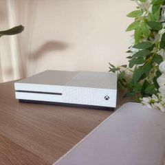 Xbox One S + 4 Games