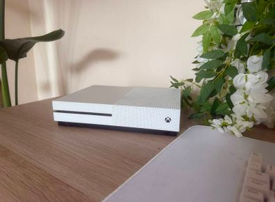 Xbox One S + 4 Games