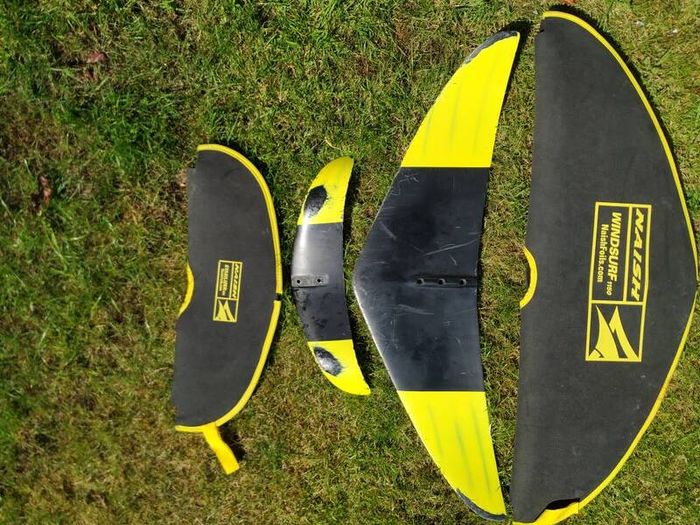Windsurfing foil board and foil set